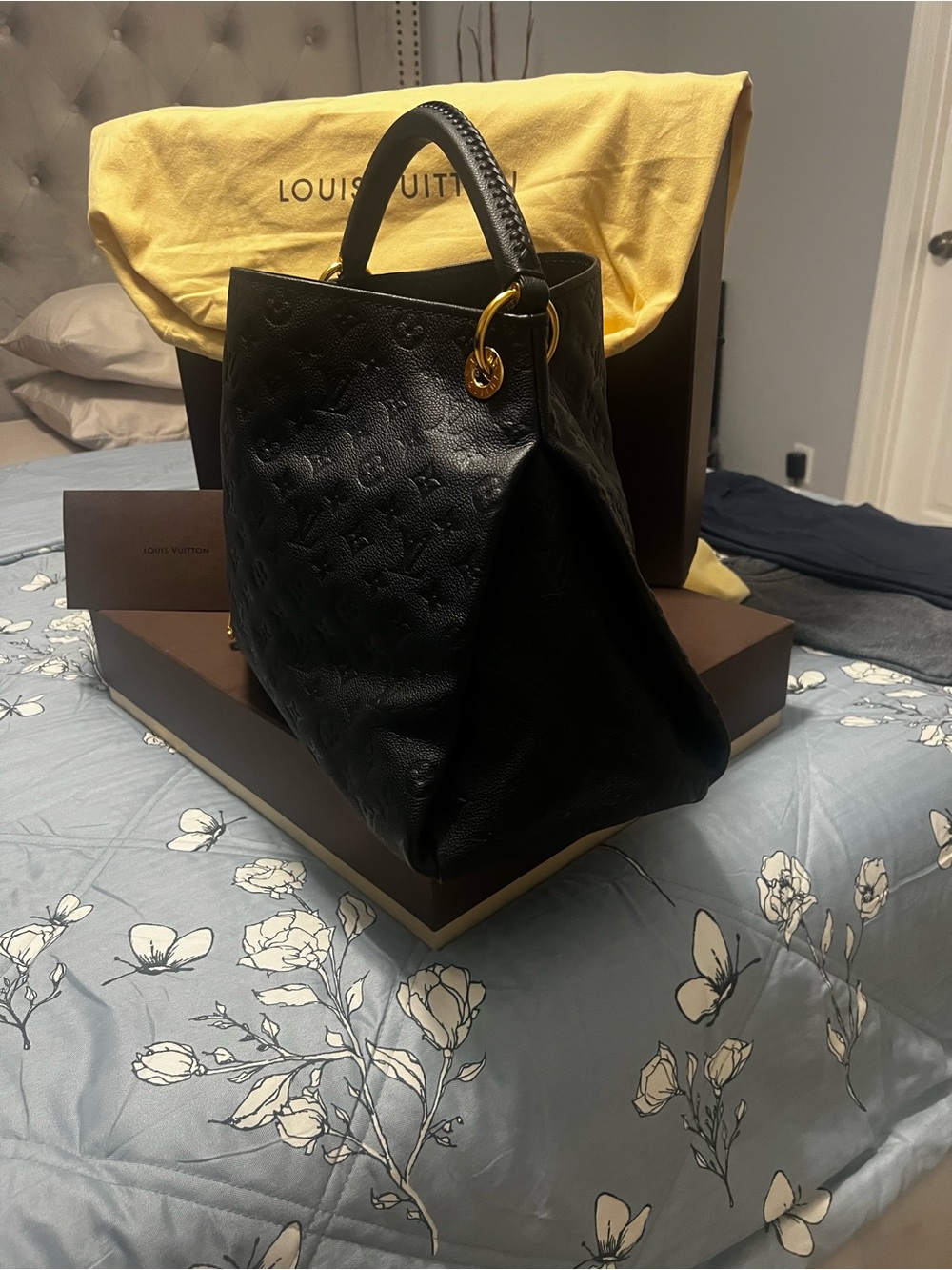 Louis Vuitton Black Monogram-Embossed Leather Shoulder Bag with Gold Hardware - Picture 4 of 16